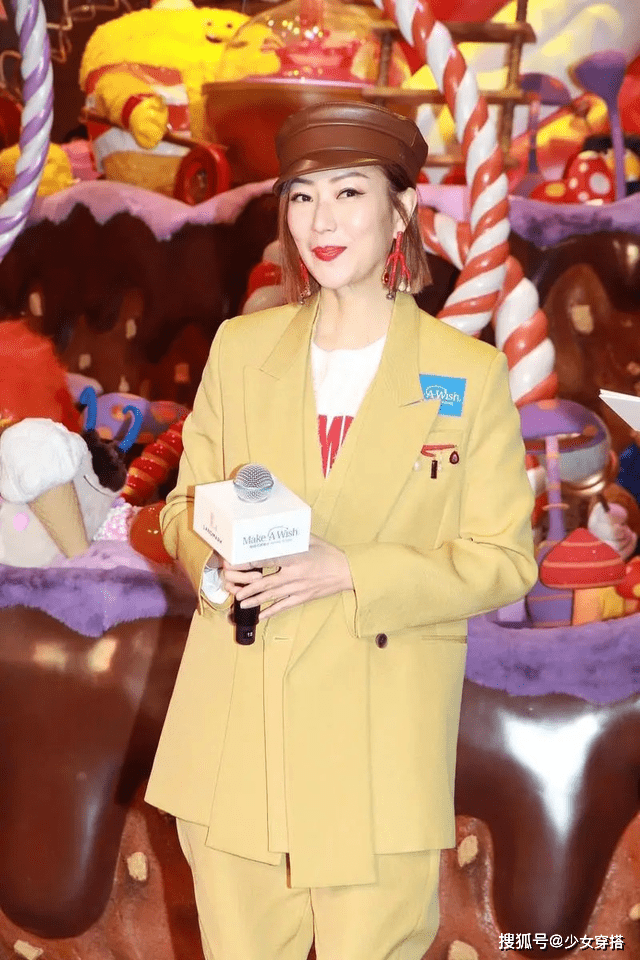 郑秀文 郑秀文果然是时髦精,姜黄色西装配白色T恤,“红色雨靴”时髦爆