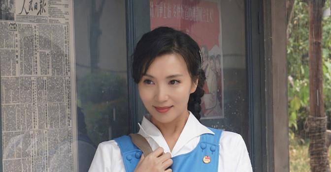 身材 陈好别墅区摘柿子,穿粉色卫衣配健美裤身材比例完美,女神腿再现