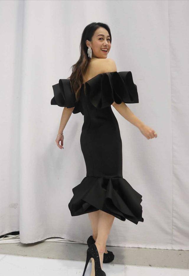 笑容 黄心颖高调复工！身穿白色连衣裙性感别致，笑容甜美心情大好