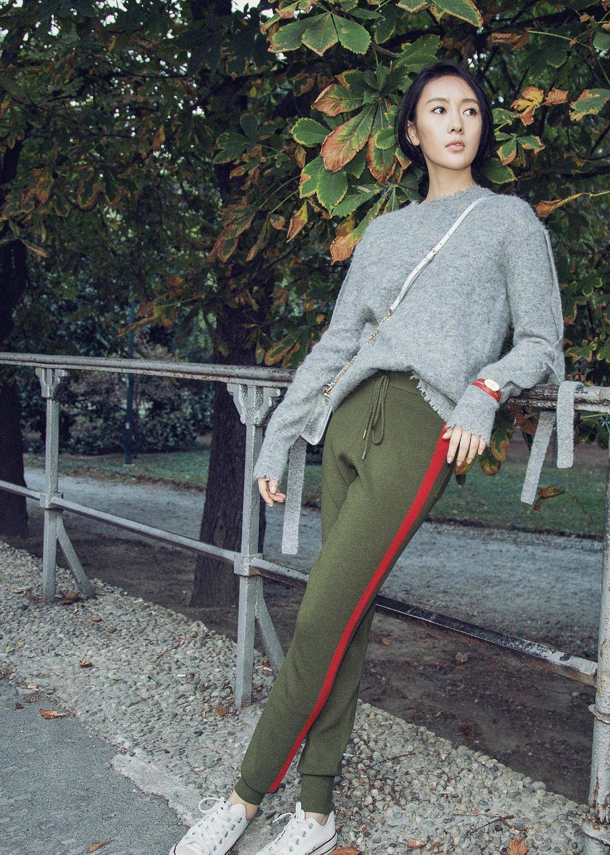 童瑶称 童瑶称自己是“行走的锡纸”，果真一看，这高开叉锡纸礼服美翻了