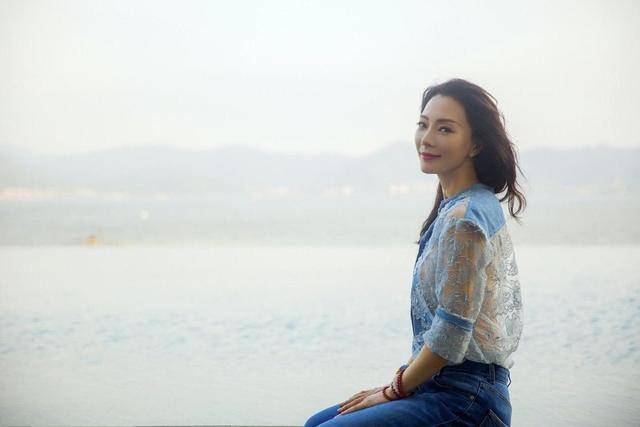 面料 43岁陈数一点不显老！蓝色衬衫搭配牛仔裤知性干练，性感优雅