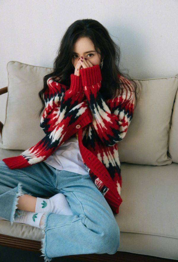 身形杨幂又对“黑透丝”下手了，不仅超显腿长，而且还似梦幻少女