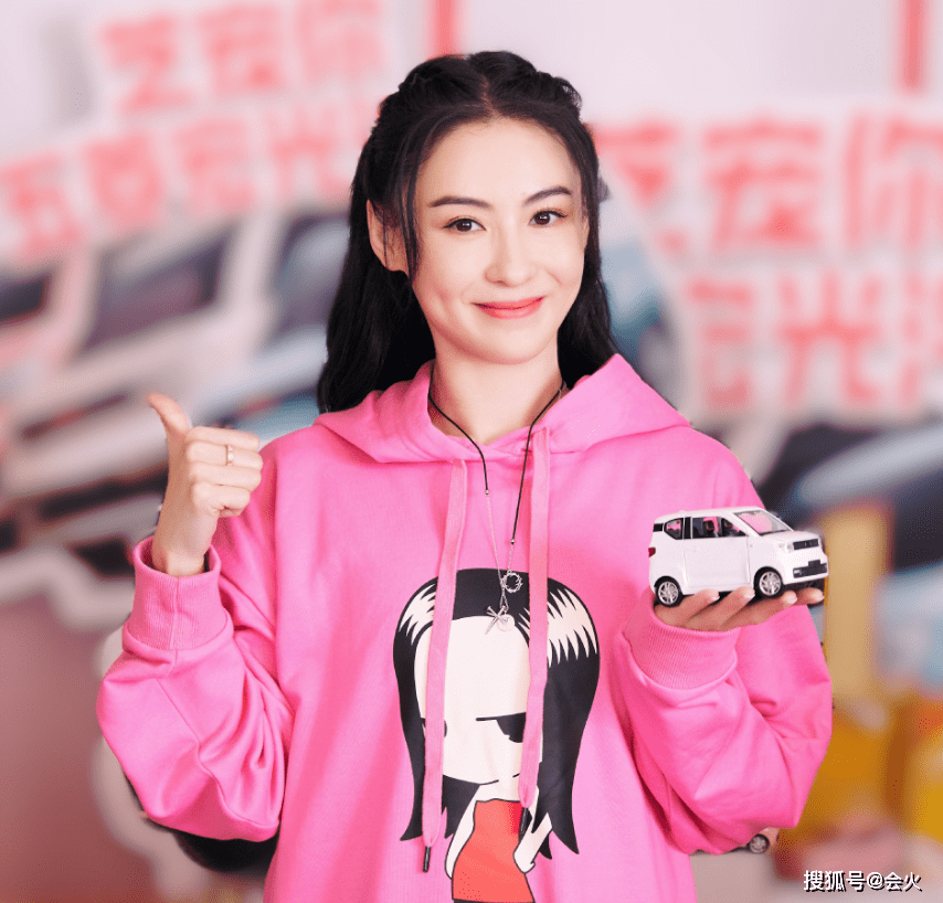 平台贾乃亮张柏芝同框搞怪！走路不稳摔倒跪地，女方身体险些扑其脸上