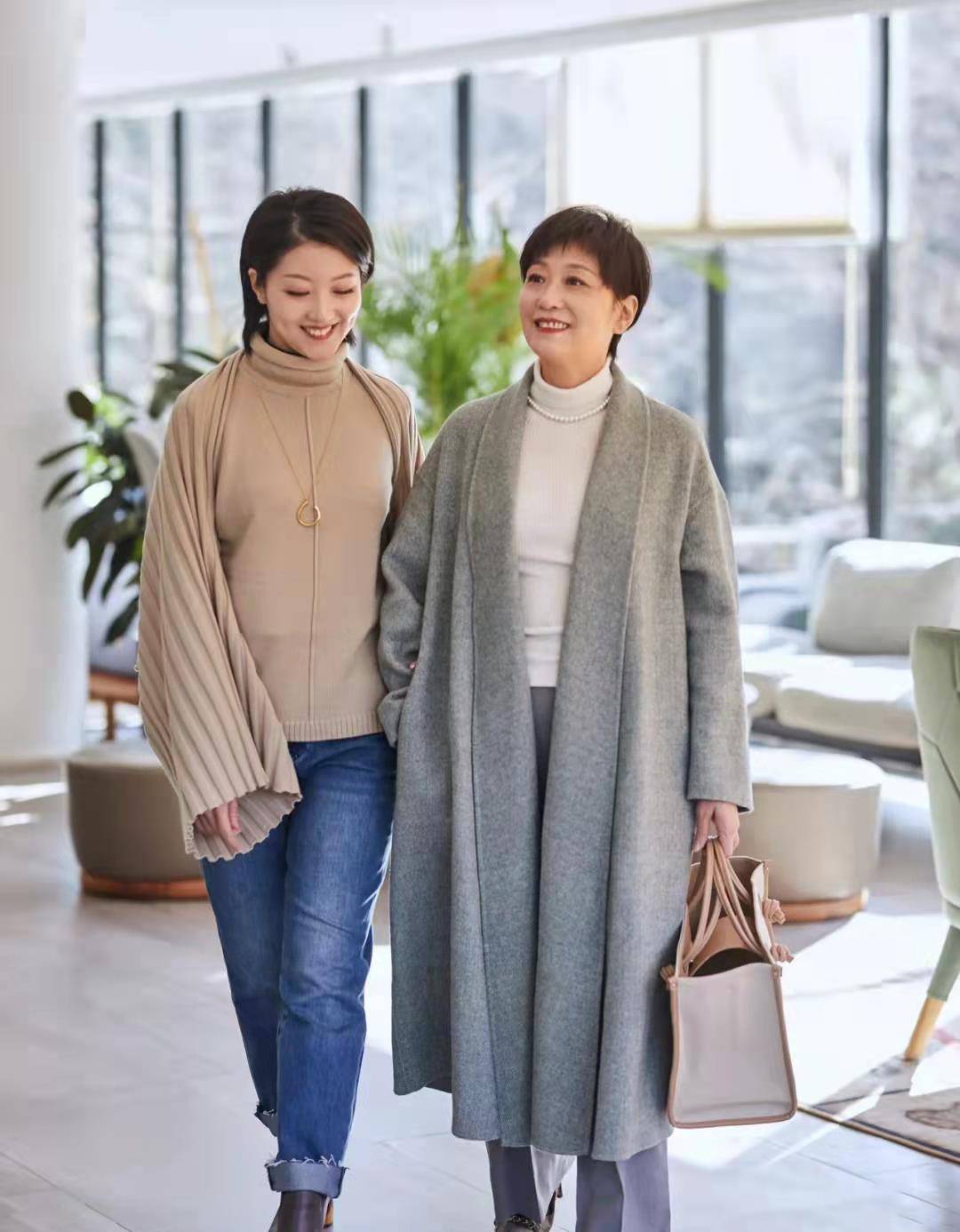 建议 女人60岁后穿“呢大衣”，为什么建议配裤子不搭裙子 ？关键在这