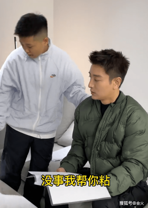 平台贾乃亮张柏芝同框搞怪！走路不稳摔倒跪地，女方身体险些扑其脸上