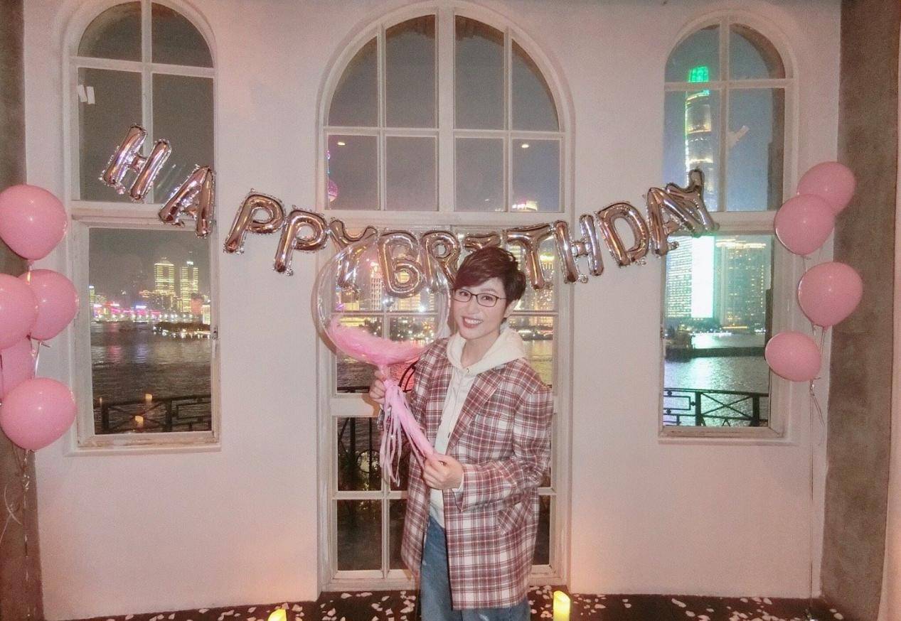 杨千嬅 陈法蓉携闺蜜看电影！大冷天穿百褶裙配长靴，总算没浪费这好身材