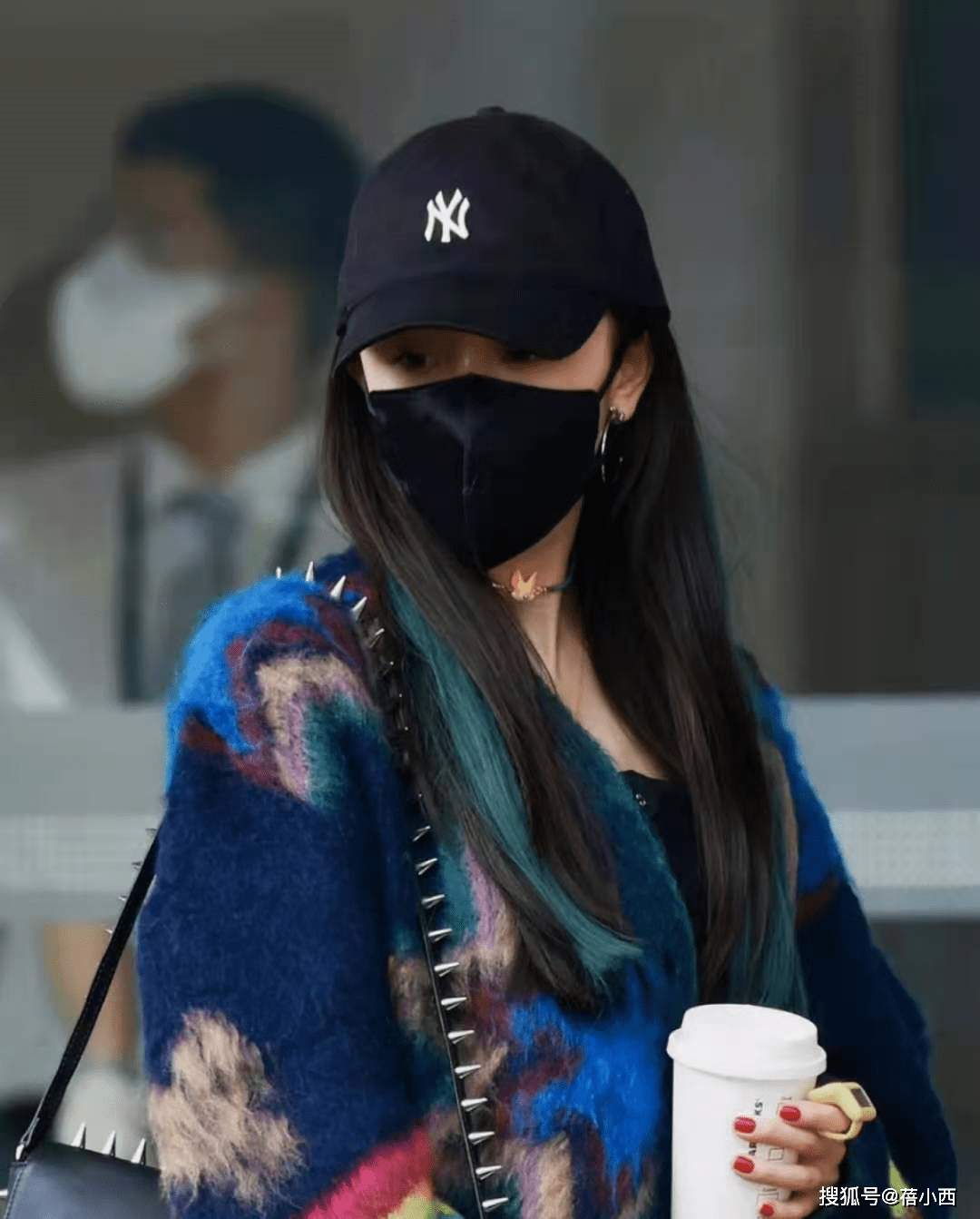 好身材 杨幂真会穿，普通的白色套装也能秀出好身材，彰显飒爽干练之美