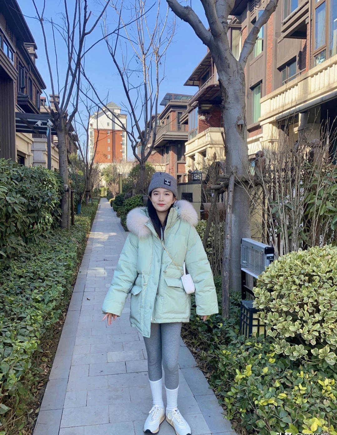 颜色 秋天就穿羽绒服？小姐姐特推5款，跟着小编学起来，又时尚还保暖