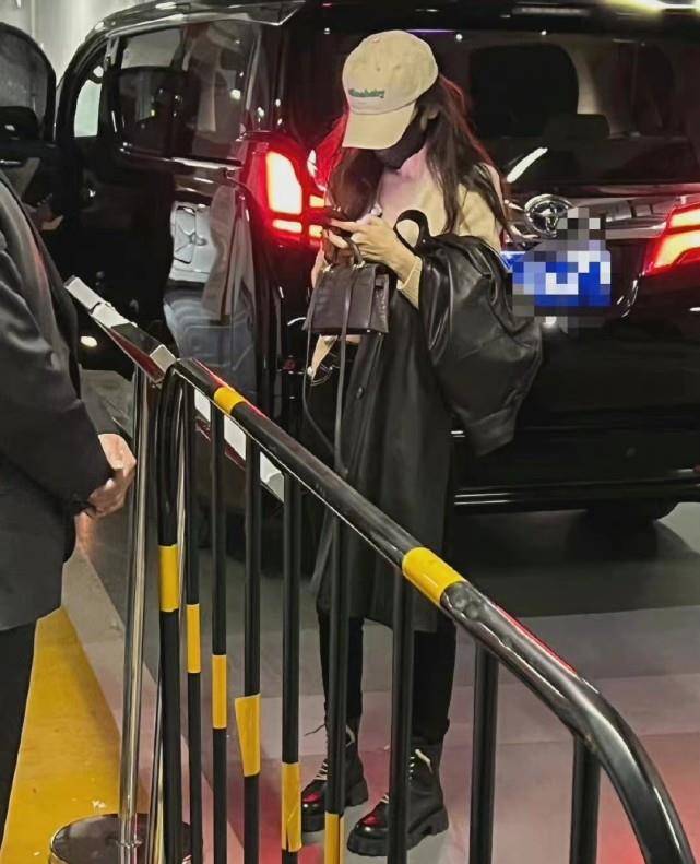 亮点 Baby最新女团风造型真绝！两套穿搭超接地气，穿黑皮衣更变帅气