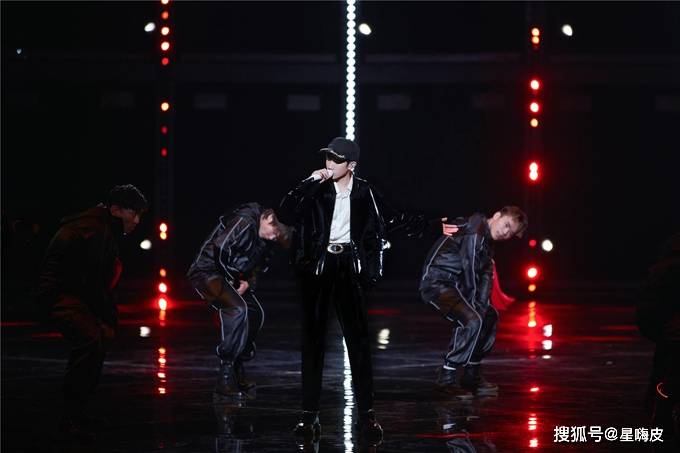 时代|王源沸腾之夜超燃舞台实力炸场 方言与京剧诠释流行与传统交融
