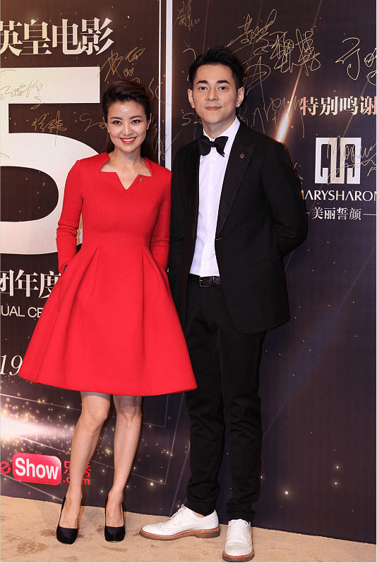 身材 主持人经纬这礼裙虽然V领，可前面用块布挡着，看着一点都不低俗