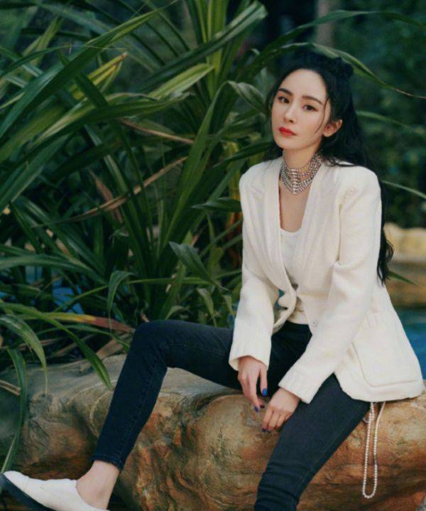 身形杨幂又对“黑透丝”下手了，不仅超显腿长，而且还似梦幻少女