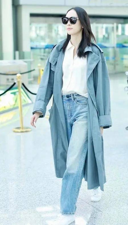 童瑶称 童瑶称自己是“行走的锡纸”，果真一看，这高开叉锡纸礼服美翻了