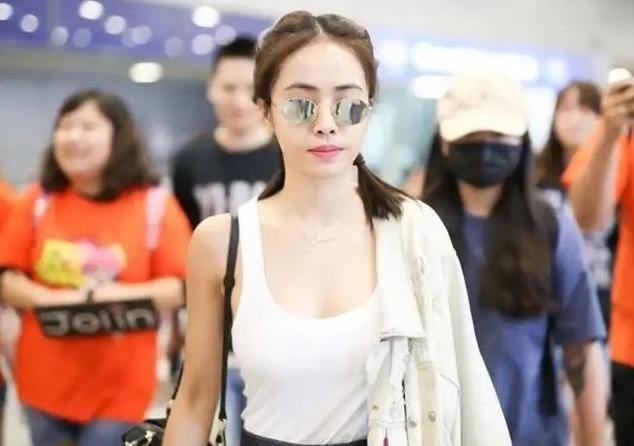 设计 蔡依林在机场真敢穿，“汗衫”直接穿出来，配高腰裤意外显高显瘦