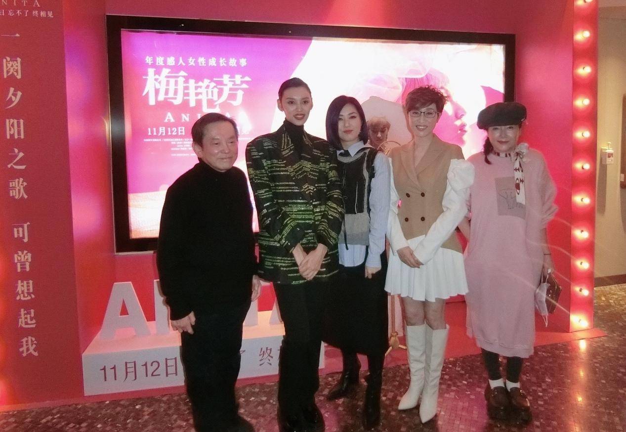 杨千嬅 陈法蓉携闺蜜看电影！大冷天穿百褶裙配长靴，总算没浪费这好身材