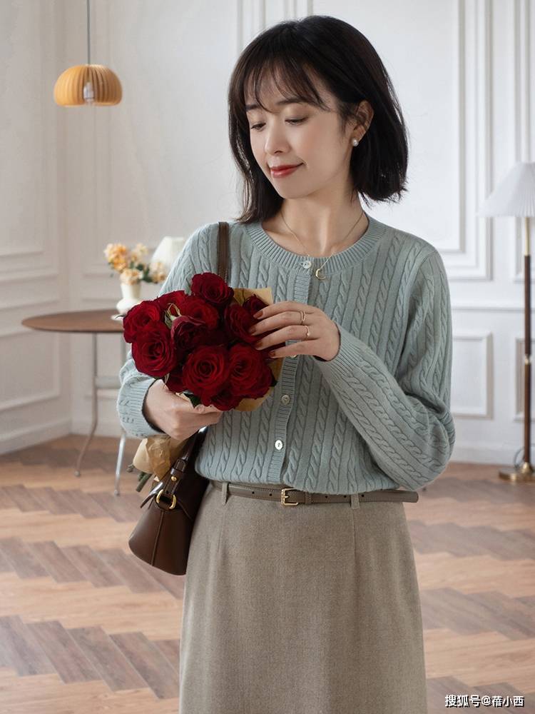 颜色 今年火了一种穿搭,叫“针织衫+半身裙”,不仅知性而且超有气质