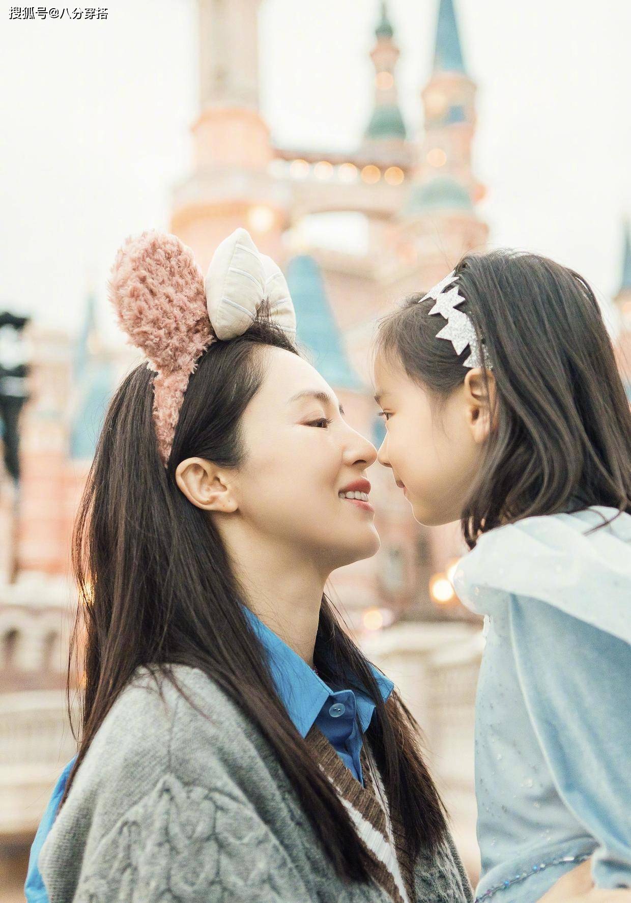 设计 董璇穿黑色修身连衣裙，蕾丝与丝绒交叠优雅精致，盘发造型更高贵