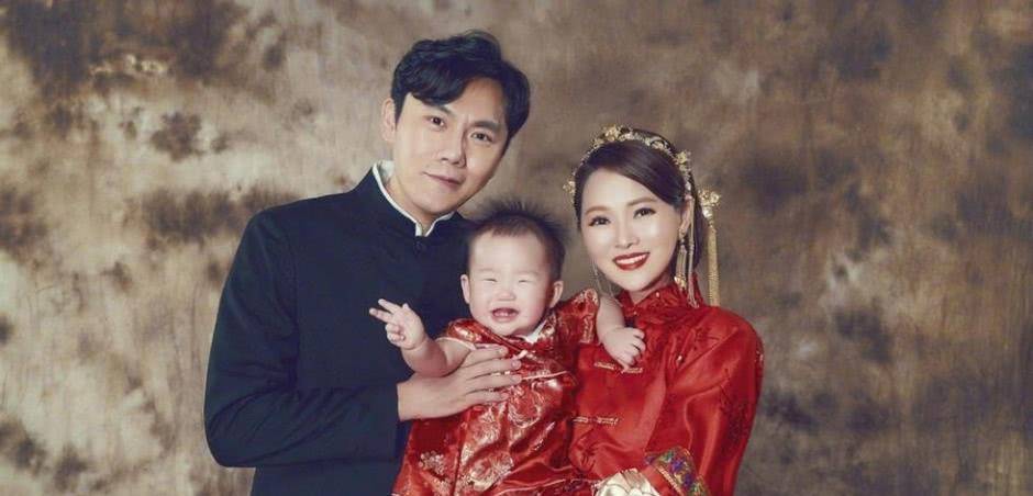 合体 伊能静秦昊合体现身机场,53岁阿姨走女团风,比小10岁老公还嫩