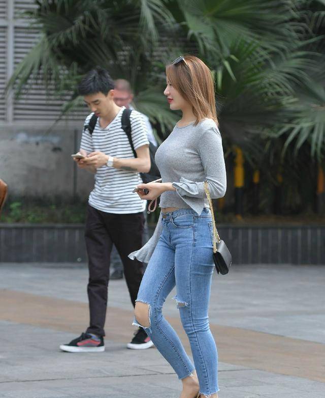 显得 “重回”街头的打底裤，中年女士这么穿，也许是另一种感受