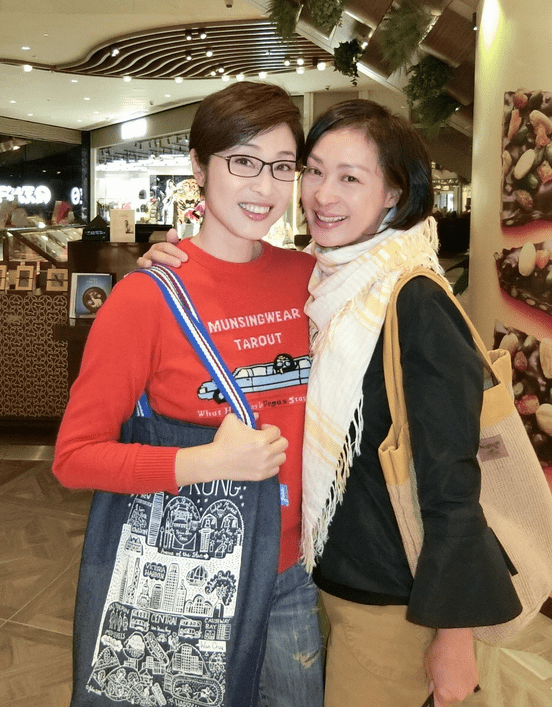 颜色 陈法蓉55岁仍光彩照人，穿亮片毛衣时尚减龄，中年女性真该学一学