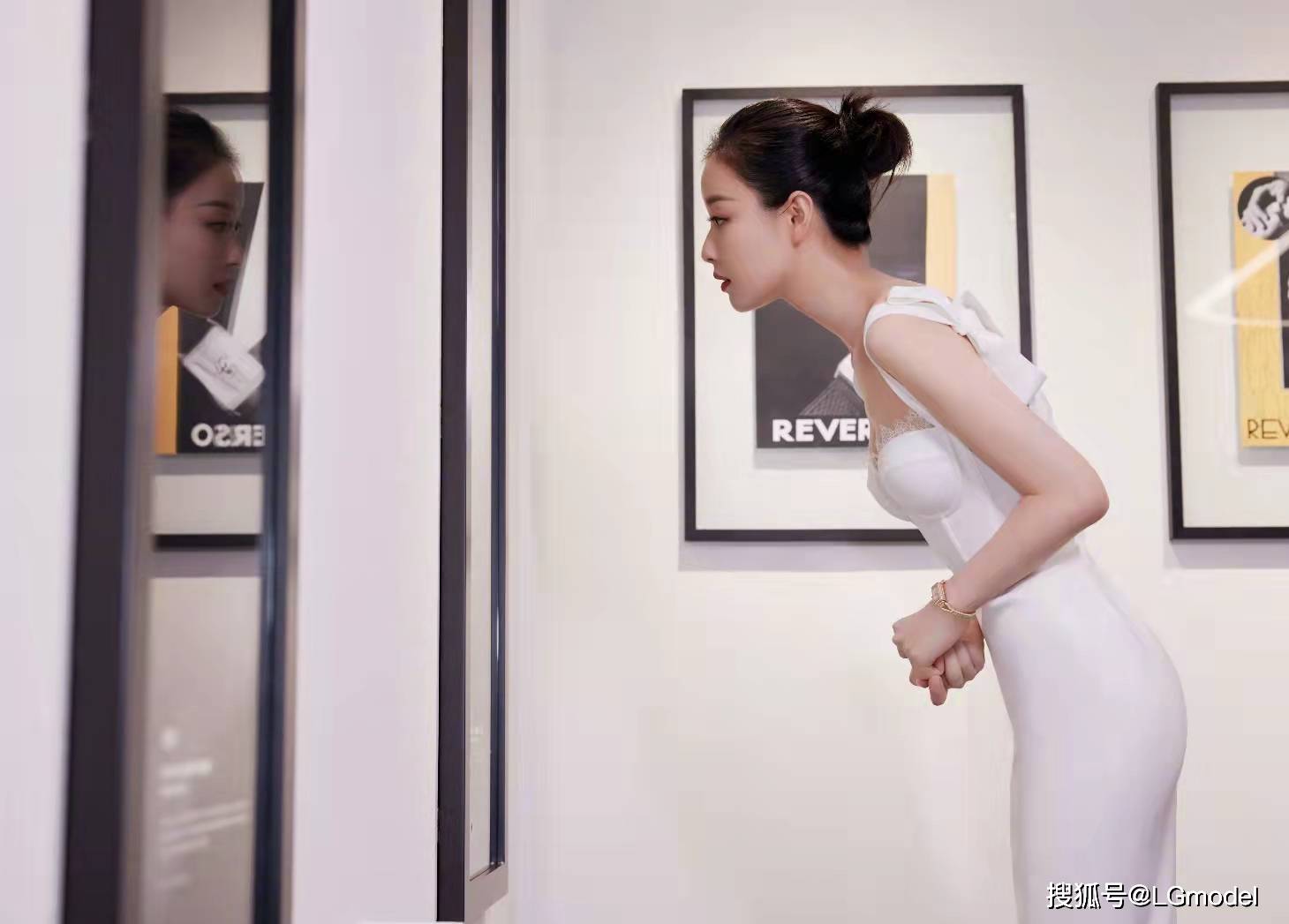 演技 谋女郎倪妮吊带礼服大秀美背!紧身深V妖娆妩媚,慵懒短发显优雅高贵