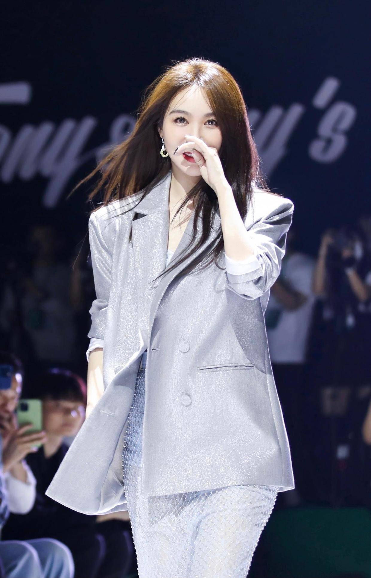 显得 李菲儿不好好穿西装，硬是挑战真空穿法，一般人哪里驾驭得住！