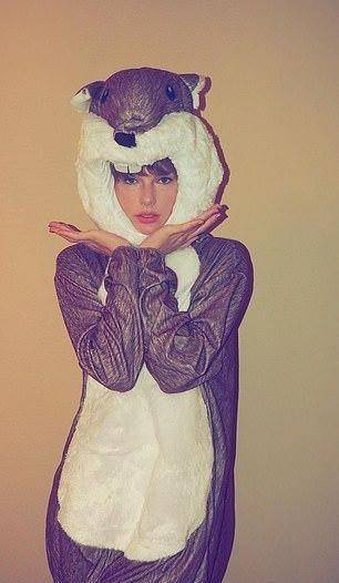 黑色 霉霉万圣节扮松鼠，与布莱克夫妇上街讨糖果，瑞安只戴假发太敷衍