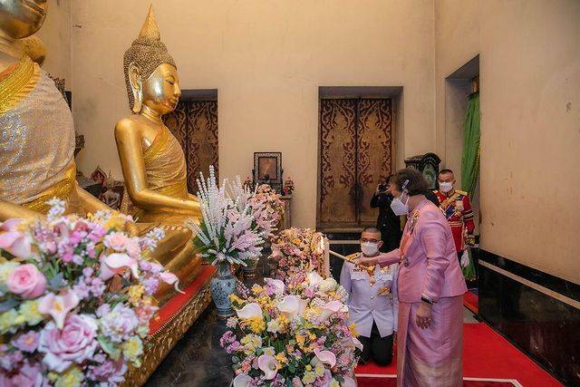 一身 诗琳通公主也扮嫩啦！穿一身粉裙亮相好美，撞衫苏提达王后也稳赢