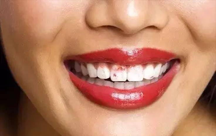 面的4个涂口红的“小技巧”，让你远离卡纹和起皮，妆感高级更持久