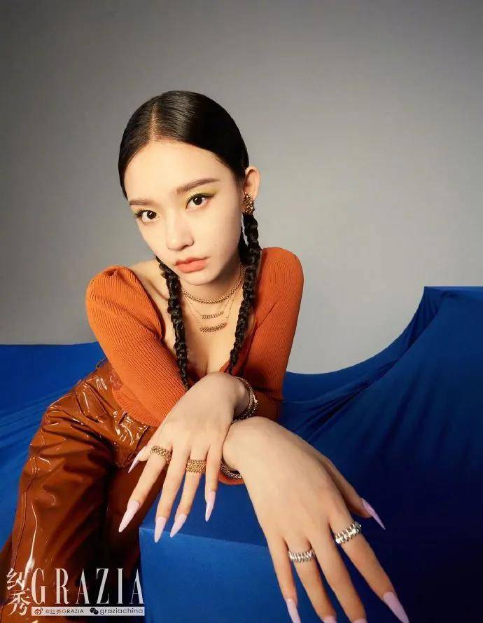 高跟鞋 当红女星林允摩登撞色大片超艳丽！雪肤玉貌太性感迷人