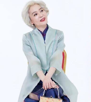 刘雪华屋檐之夏坐凹沙发宅出新高度为2犬结束10年独居