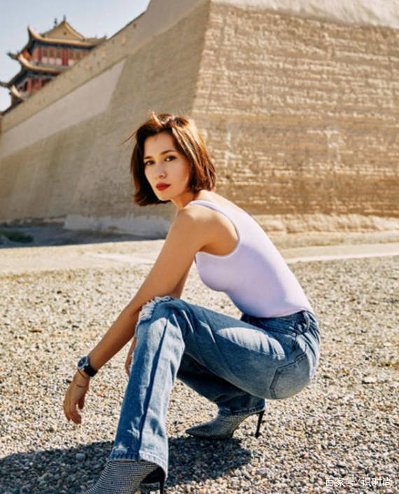 设计 韩庚混血妻子拍写真照，穿白色背心秀纤瘦锁骨，长腿身材堪比超模