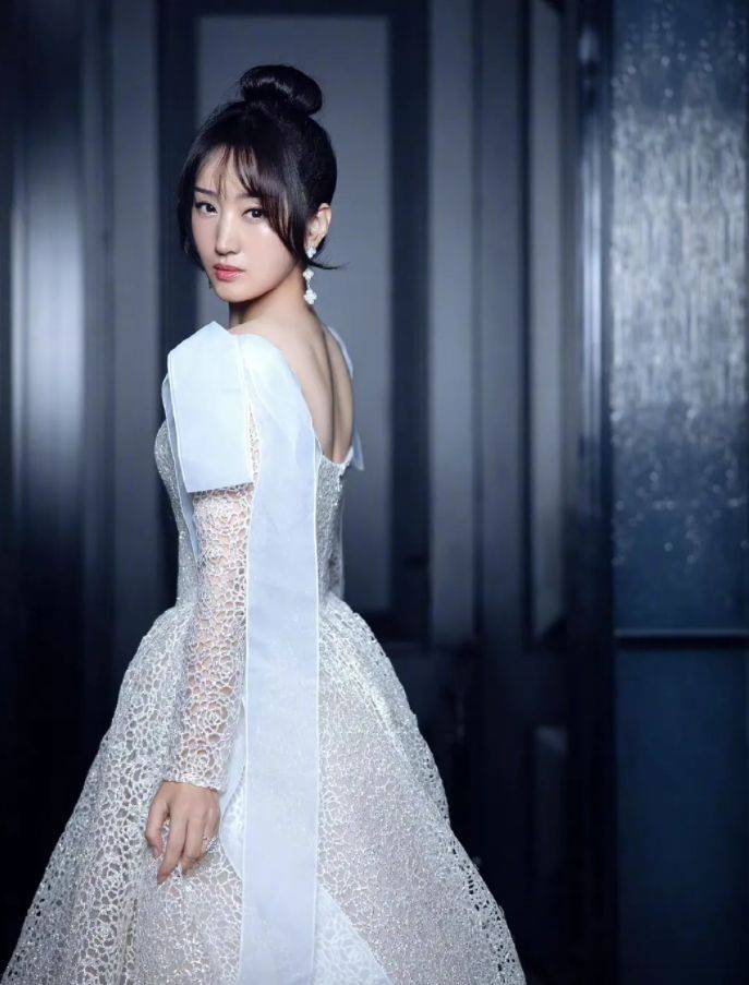 颜色 50岁杨钰莹有扮嫩本钱，穿镂空长裙配丸子头，分明是25岁少女模样