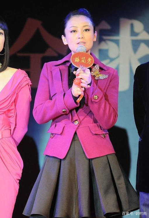 黑色 52岁陈红依然是不服老,穿鲜艳红裙搭配黑丝,身材一点也不显臃肿