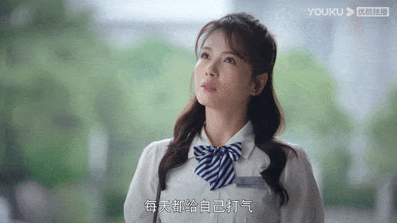 父亲|父母双亡、辍学、被卖、被骚扰……她的逆袭路究竟有多精彩？