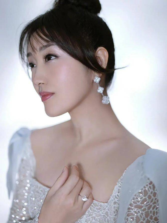 颜色 50岁杨钰莹有扮嫩本钱,穿镂空长裙配丸子头,分明是25岁少女模样