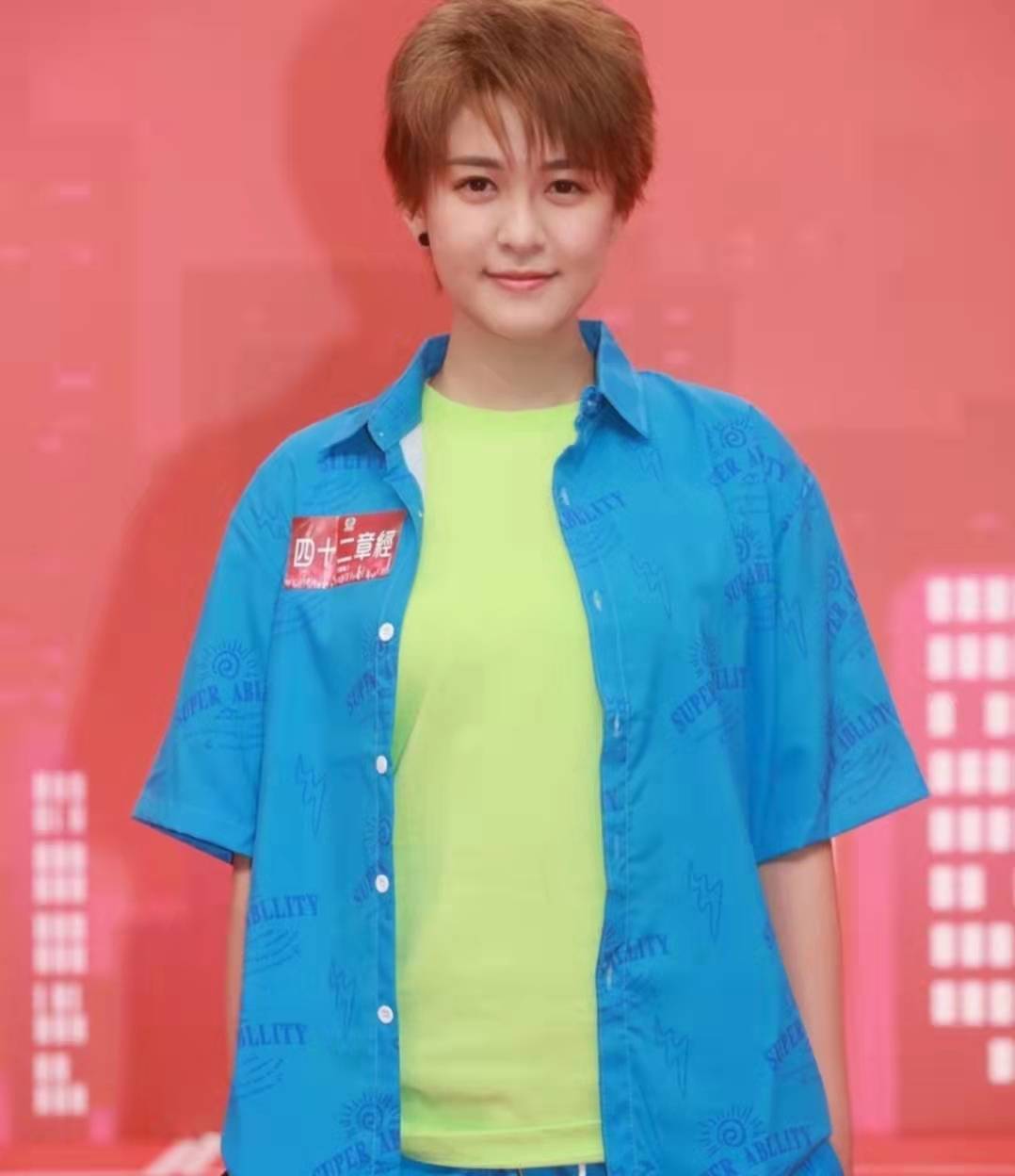 亮点|泳衣上阵大秀事业线，TVB人气小花腰间肥肉成亮点，被吐槽有失美感