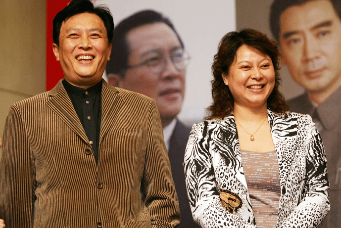 魅力 唐国强小12岁妻子挺有福相,穿黑白装优雅大气,身材丰满却挺耐看