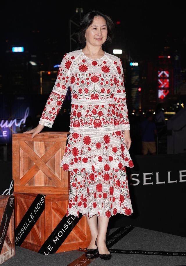 何超琼 59岁何超琼气质真好，穿那么花的大衣真接地气，配短发像邻家大妈