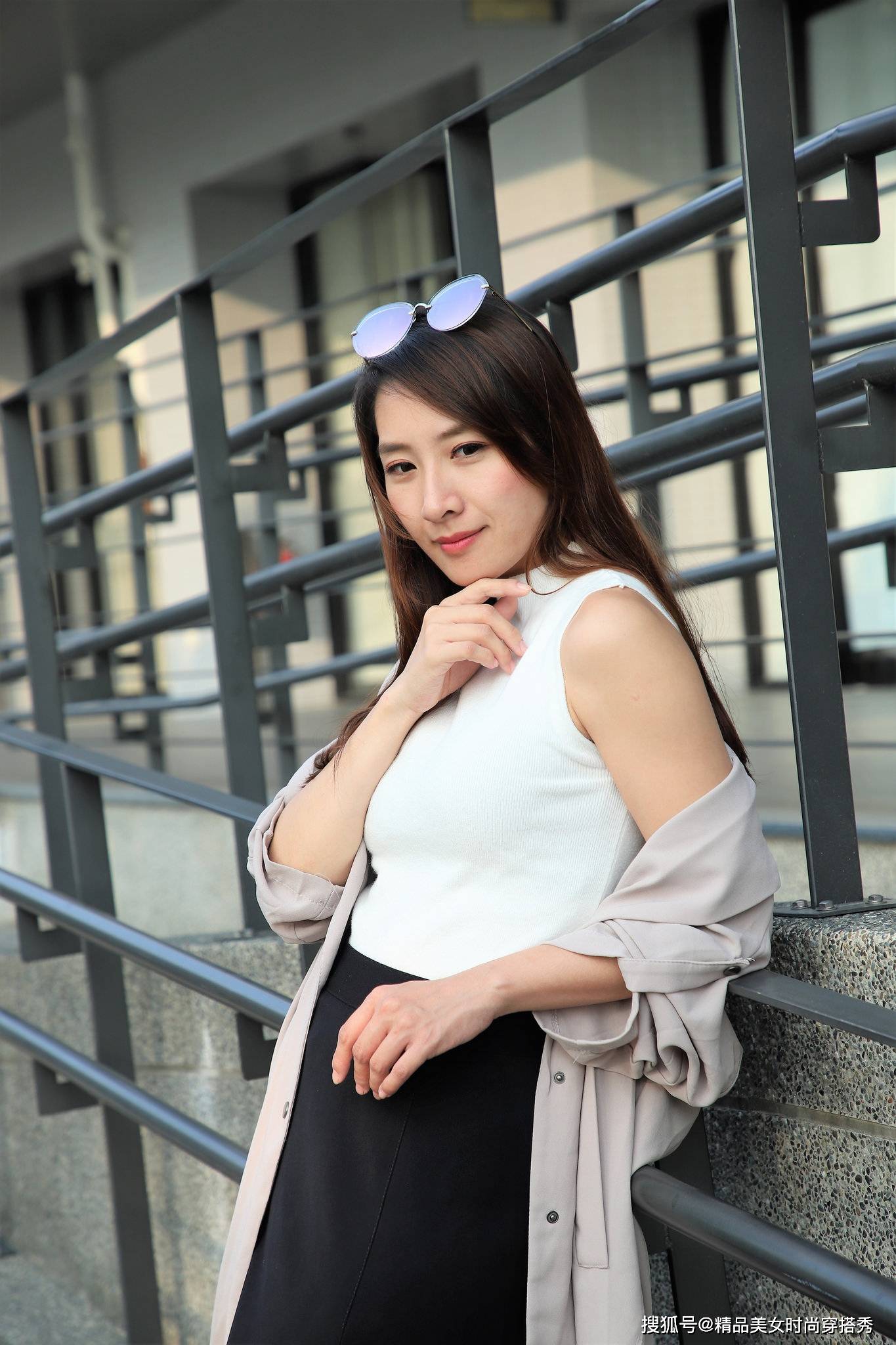 黑色 白色的无袖背心，下搭黑色的半身裙与黑色过膝长靴帅气又时尚