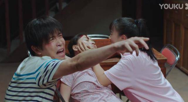 父亲|父母双亡、辍学、被卖、被骚扰……她的逆袭路究竟有多精彩？