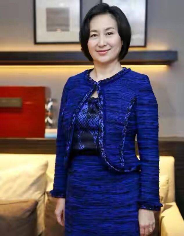 何超琼 59岁何超琼气质真好，穿那么花的大衣真接地气，配短发像邻家大妈