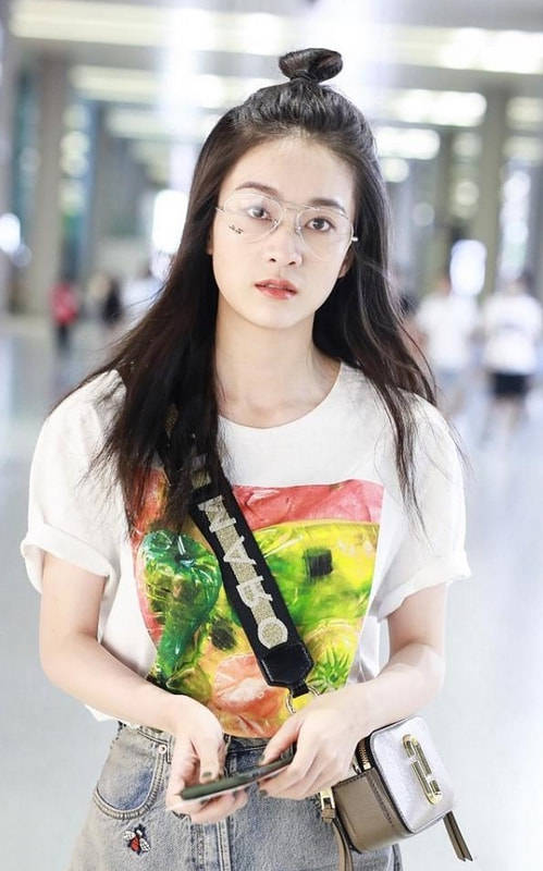 美得 张雪迎美得很清纯，穿印花T配牛仔裤青春活力，看着就像高中生