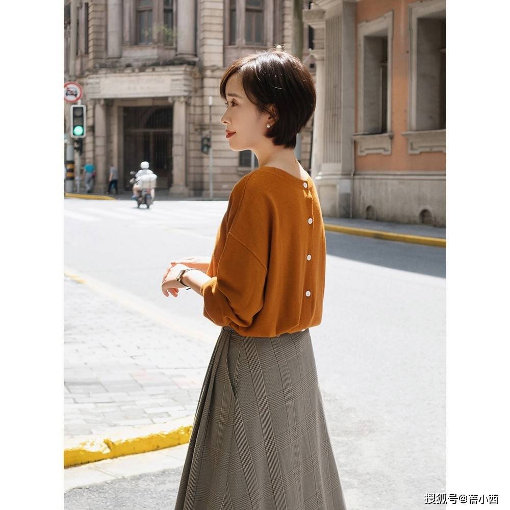 颜色 今年火了一种穿搭,叫“针织衫+半身裙”,不仅知性而且超有气质