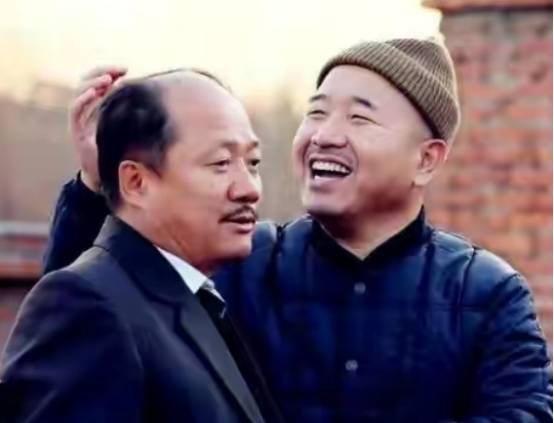 什么|“谢广坤”参加酒局被美女搂肩，两人贴脸大笑，一旁男士不敢看