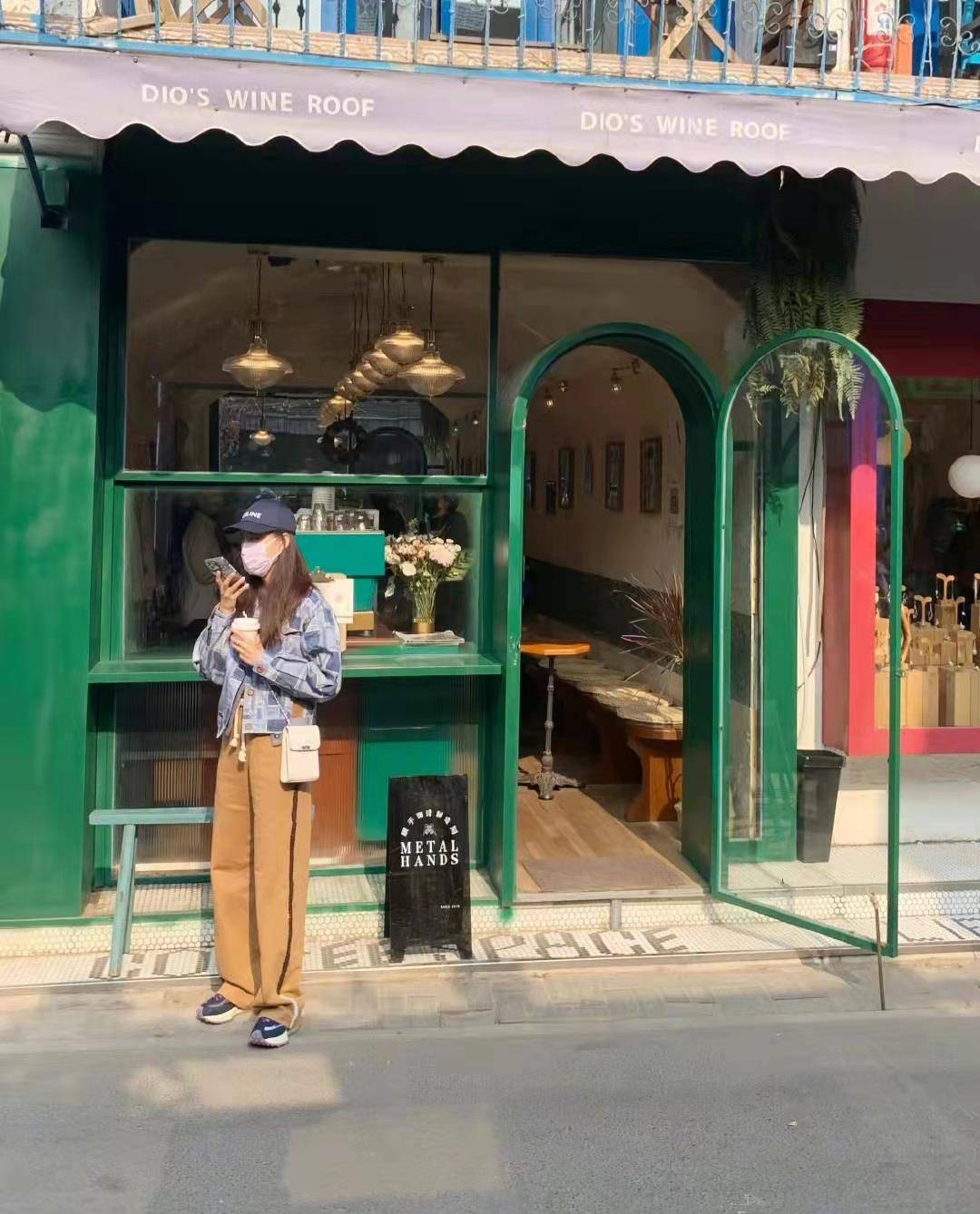 毛衣 演员高露的秋冬穿搭，淡黄毛衣配束脚裤，牛仔夹克配阔腿裤，温暖随性