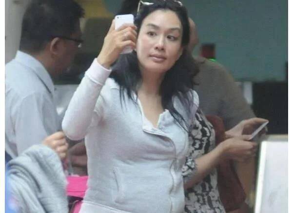 整体 钟丽缇上节目没了滤镜,一下子就成了干瘪老太太,脸松垮下坠