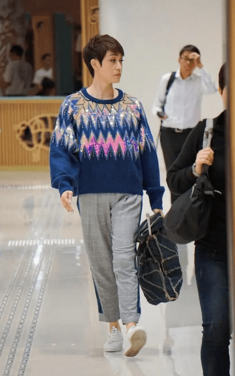 颜色 陈法蓉55岁仍光彩照人，穿亮片毛衣时尚减龄，中年女性真该学一学