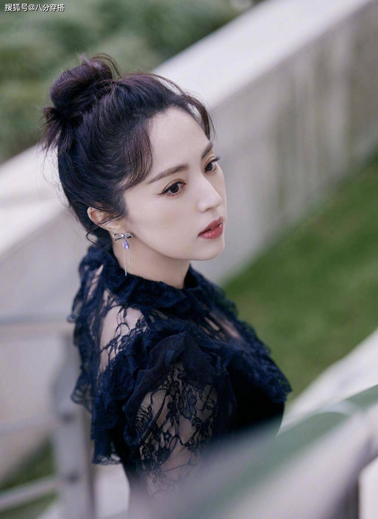 设计 董璇穿黑色修身连衣裙，蕾丝与丝绒交叠优雅精致，盘发造型更高贵