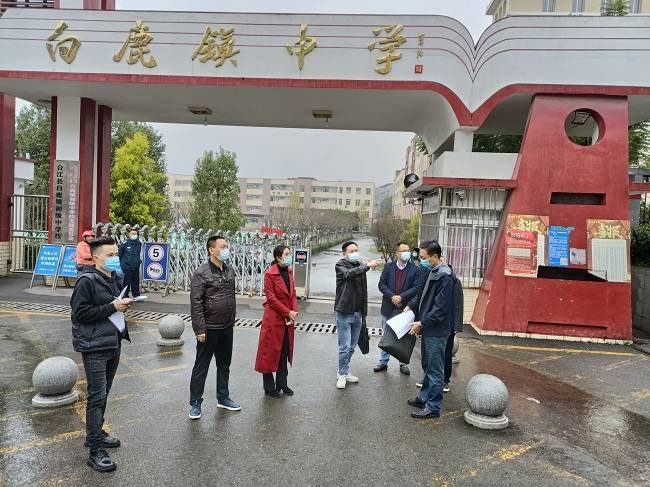 杨开春走进白鹿镇中学,甘雨镇中心校,了解了校园周边的道路交通,警示